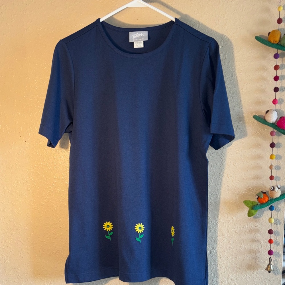 NWOT VINTAGE BLAIR adorable navy blue long T-shirt with three daisies at the bot